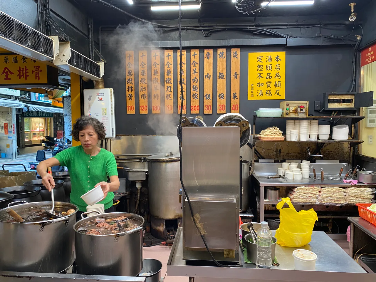 士林夜市数届入榜米其林必比登的近一甲子老店「海友十全排骨」。庄伟祺摄