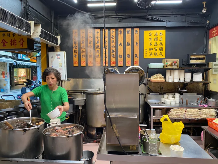 士林夜市數屆入榜米其林必比登的近一甲子老店「海友十全排骨」。莊偉祺攝