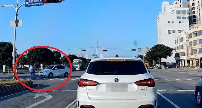 加拿大籍夫妻在台中过马路时挨撞，妻子被撞弹飞左大腿骨折。翻摄Threads/wei084