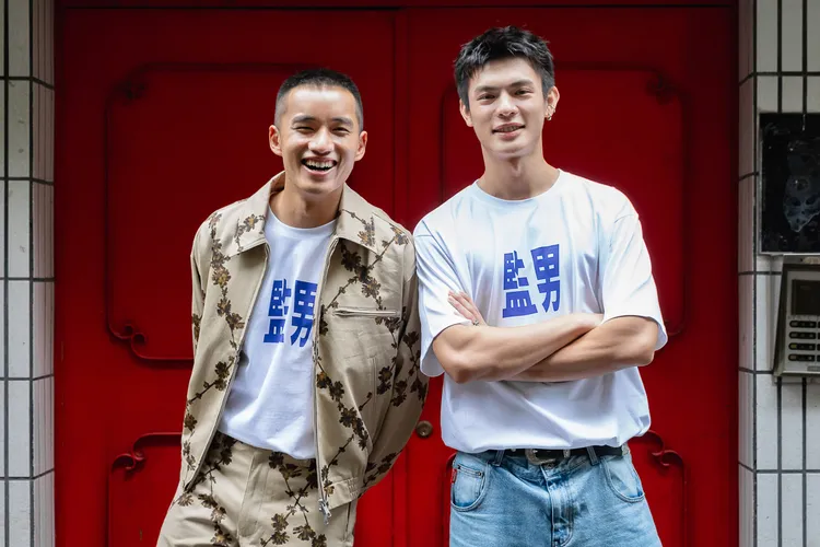 陳澤耀（左）露臀被邱以太看光光。愛奇藝國際版、壹壹影業提供