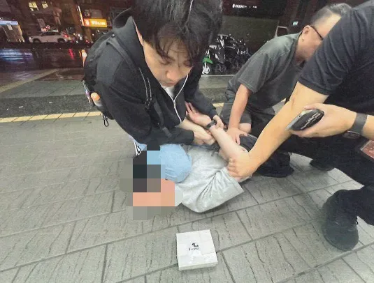 蘆洲警方跨區至北市一間旅館前壓制逮捕上游羅姓取簿手。翻攝畫%案