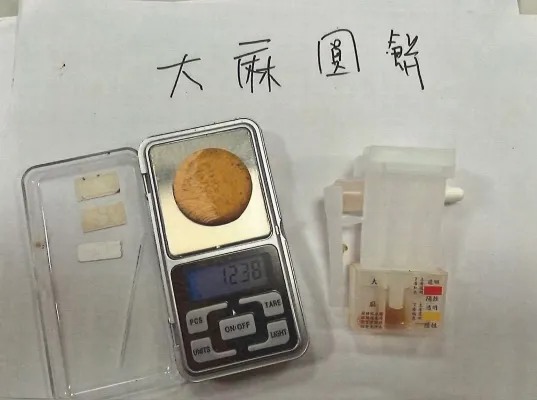 罗男旅馆房间堆满犯罪物品,包含大麻圆饼、吸食用具一批以及16万6千元现金、金融卡58张等赃证物。翻摄画面