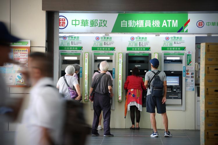 ATM領1萬！普發現金郵局開領　櫃台還可拿紅包「這2間」假日也開放