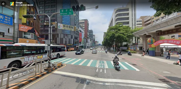一中商圈三民路目前的人行道狹窄，且常有電箱、機車、攤商等障礙物。翻攝Google街景