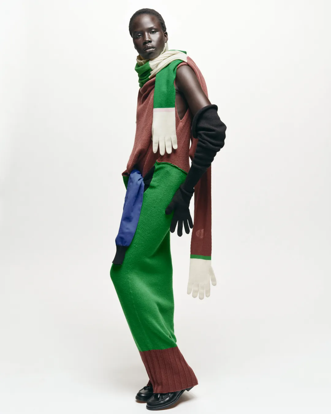 三宅一生SLEEVES COLLECTION造型长袖洋装4万300元、长袖短版开襟衫2万4800元、BREEZE KNIT GLOVES长手套6800元。品牌提供