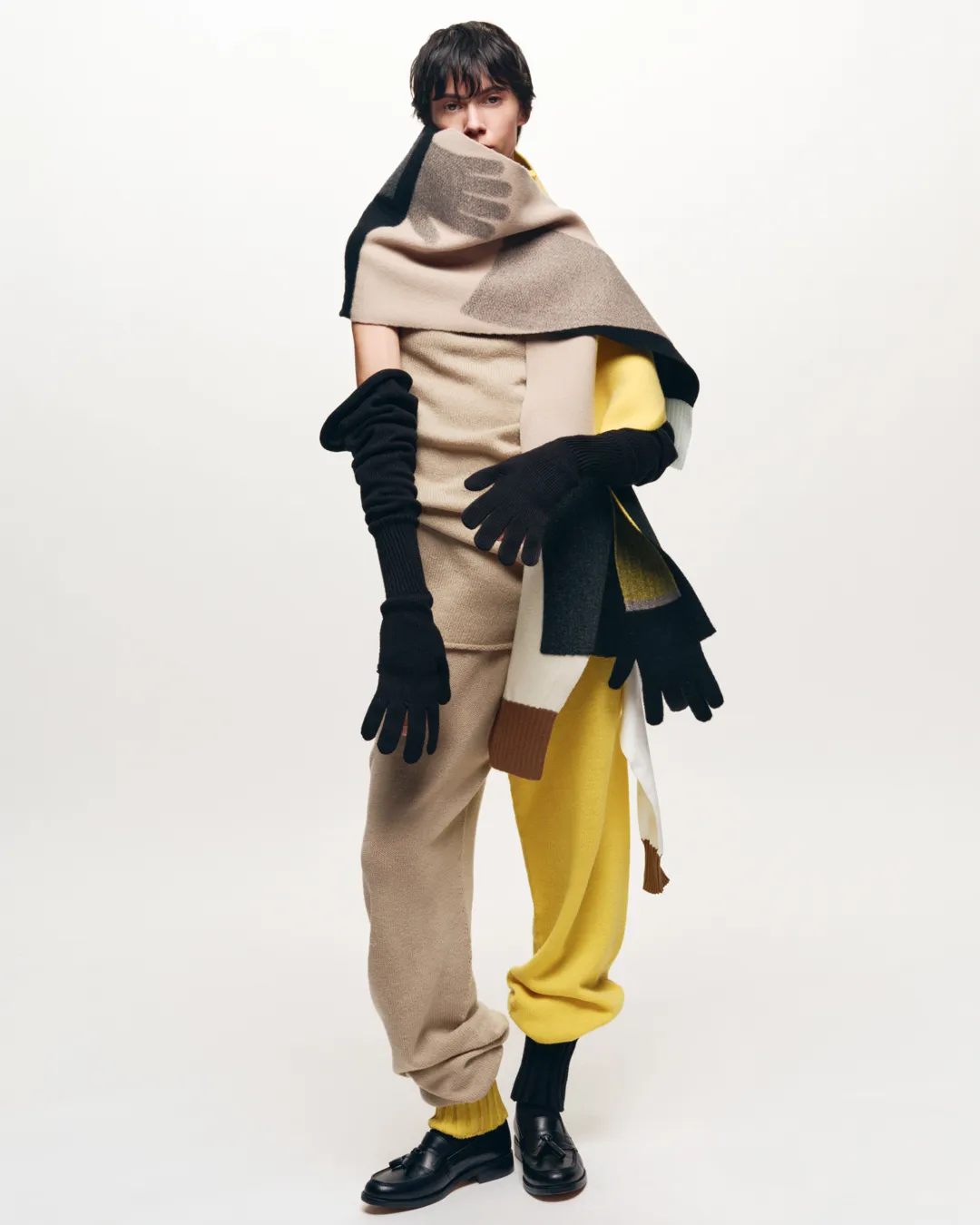 无论是围巾、手套或是裤子，柔软型态都像是自人体延伸而出。品牌提供