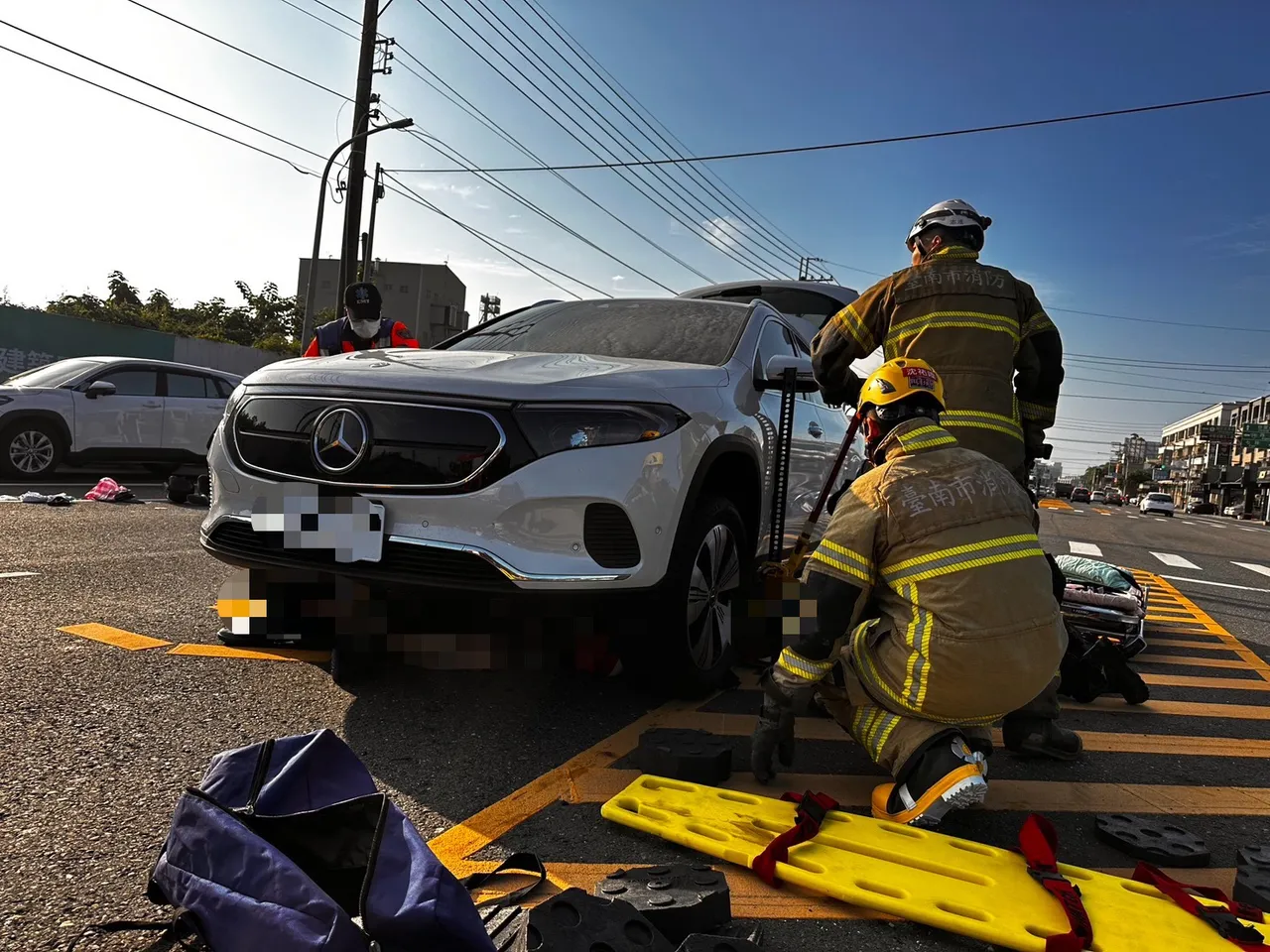 消防人员获报到场，以器具撑高车体，将男子救出送医。翻摄照片