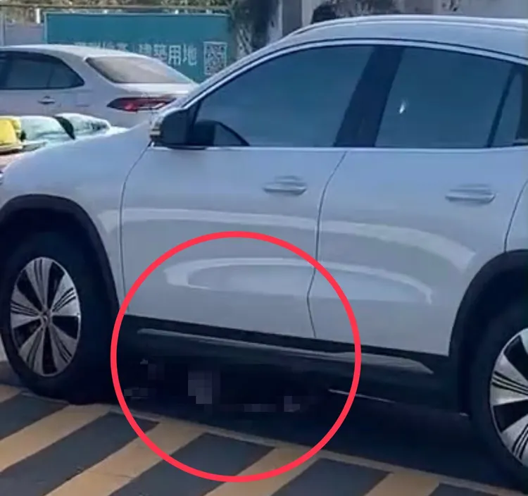 男性骑士车祸后摔倒，被后方驶来的宾士休旅车卷入车底，救出时没有生命迹象，送医后恢复呼吸心跳。取自《Threads》