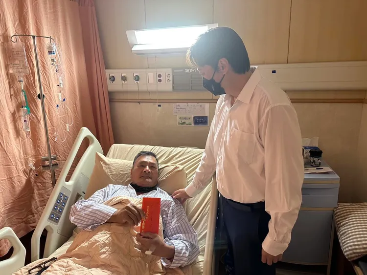 花蓮縣議員魏嘉賢PO出王梓安躺在病床上的照片表示，一起為超人村長加油。