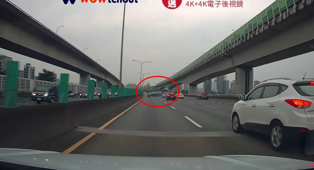 擦撞后宾士车180度旋转。翻摄自WoWtchout-地图型行车影像分享平台