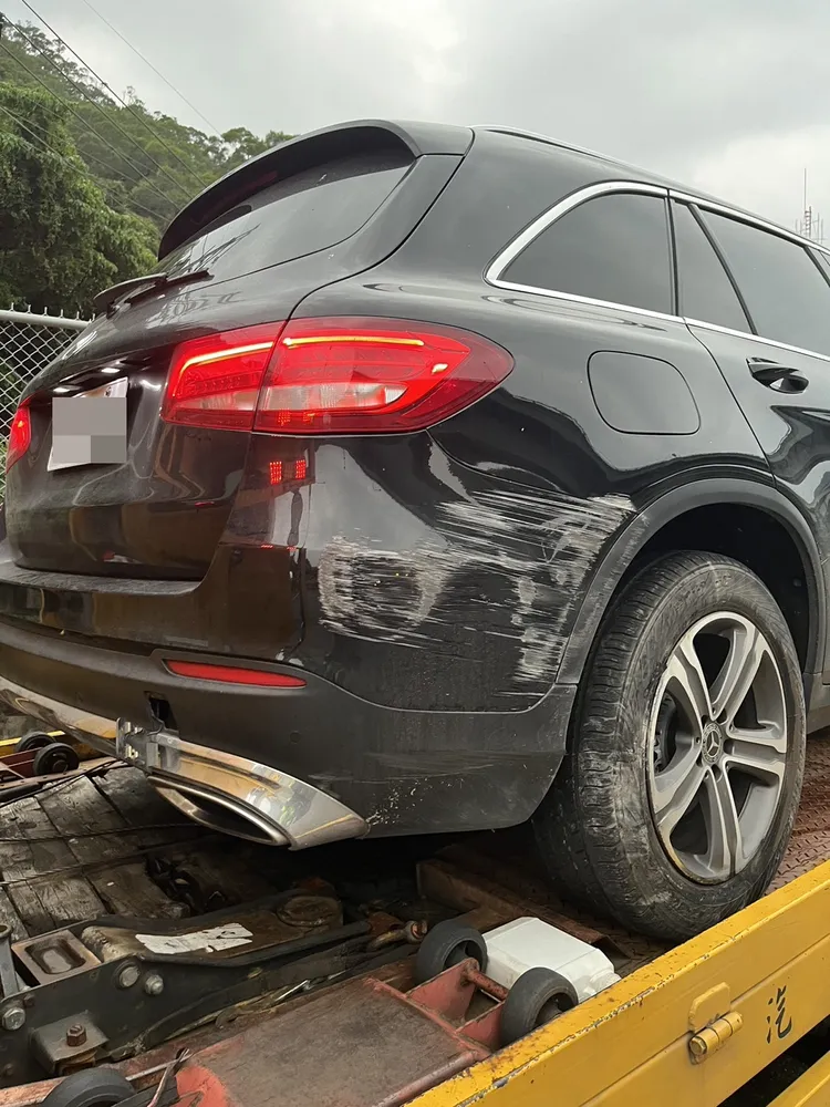 遭撞的賓士車。翻攝畫面