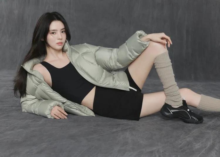 韓韶禧以貼身背心和短褲外搭蓬鬆保暖的FLOW DOWN羽絨外套，又辣又浪漫。品牌提供