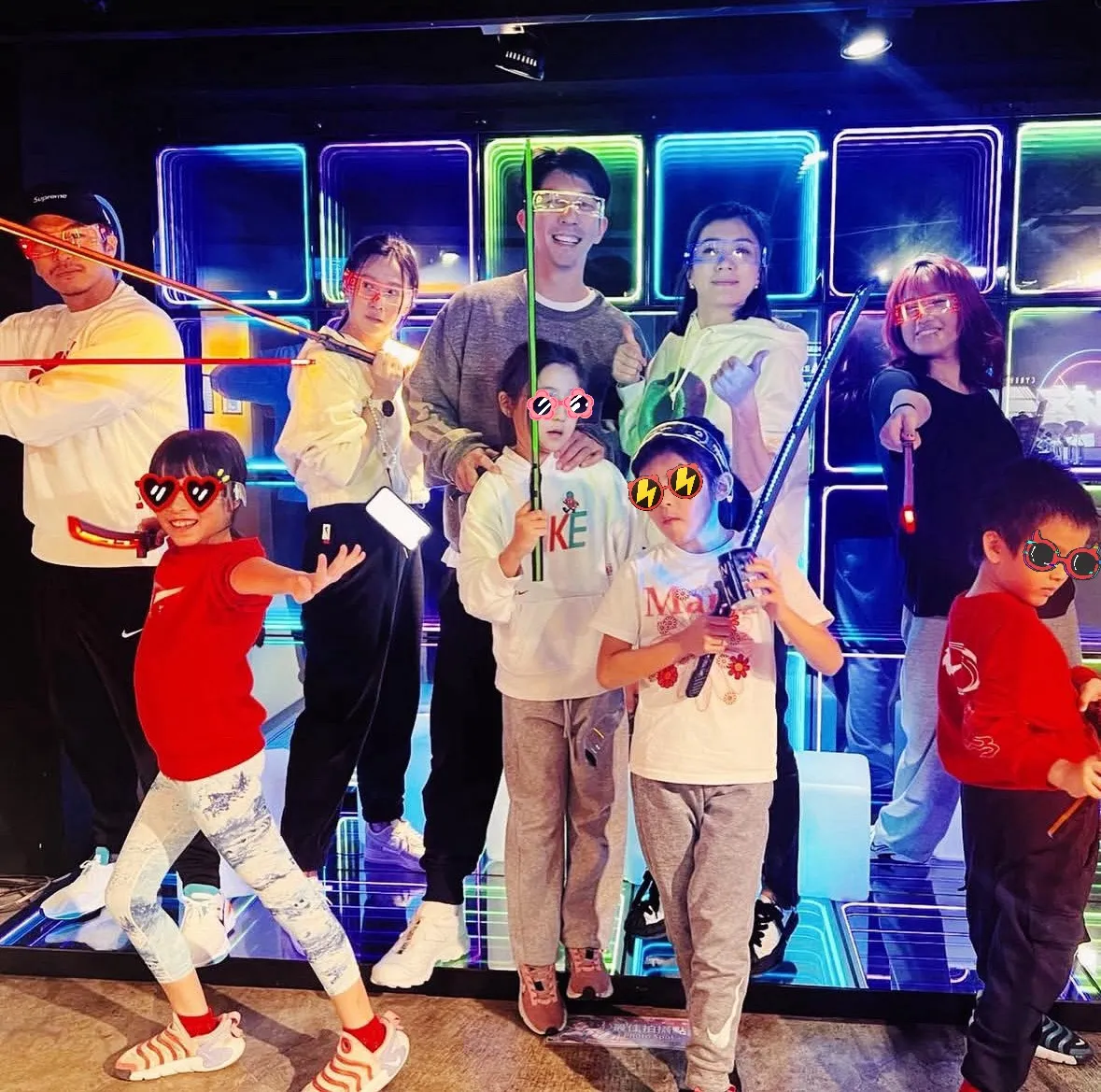 方志友、楊銘威一家人和修杰楷、賈靜雯一家人去年過年還一起聚餐，感情非常好。翻攝自方志友IG