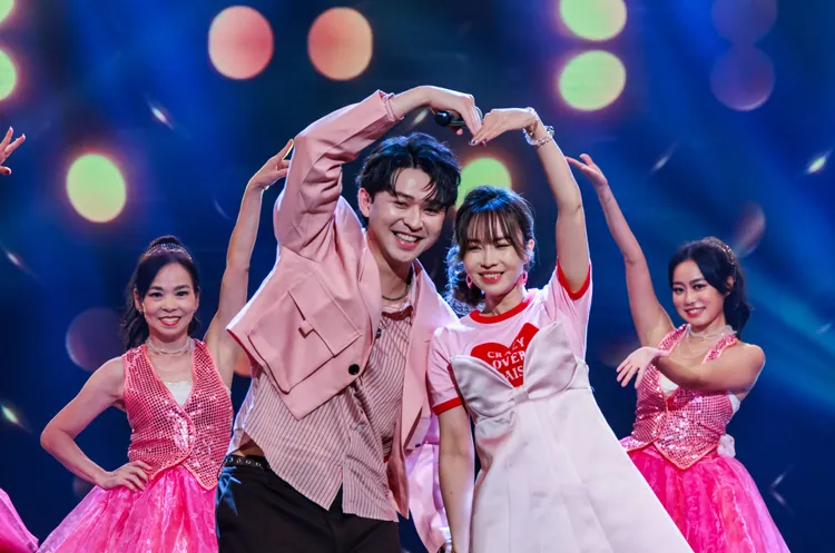 李子森(左)與杜忻恬合唱，被蔡秋鳳誤為是「夫妻檔」。中視提供