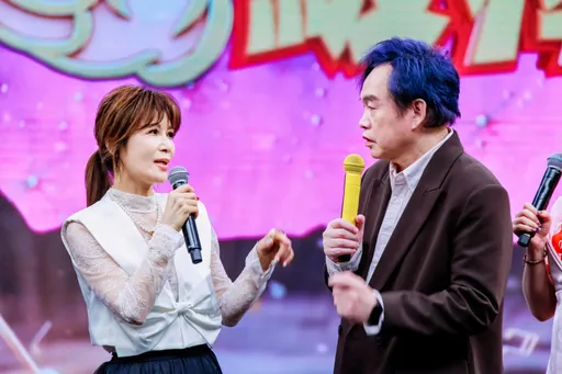 蔡秋凤昔秀软骨功！自塞旅行箱　结果差点断气