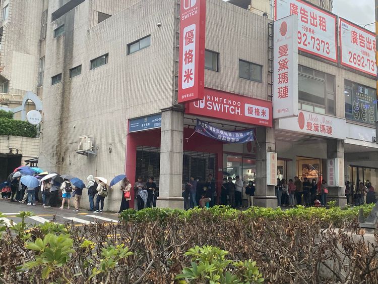 內湖雨中大排長龍!家長一看秒懂 畫面有洋蔥