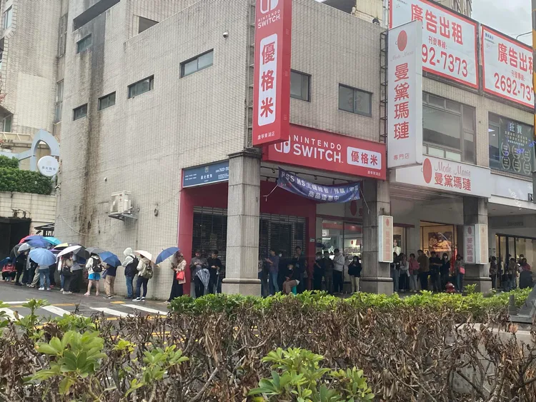 台北内湖日前阴雨绵绵，街头却出现撑伞人龙。翻摄我是东湖人（社团版）脸书