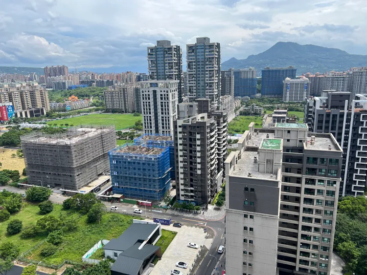 新北市今年截至今年10月最新数字，人口为404万5656人，和去年底相比，十个月来减少1345人，其中又以板桥区减少3488人居新北之最。台湾房屋提供