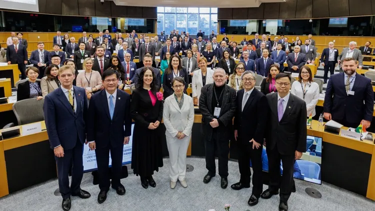 蕭美琴（前排中）在歐洲議會留影。路透