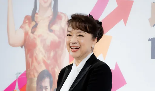 翁倩玉15岁青涩模样出土　旅日回台被包围盛况曝光