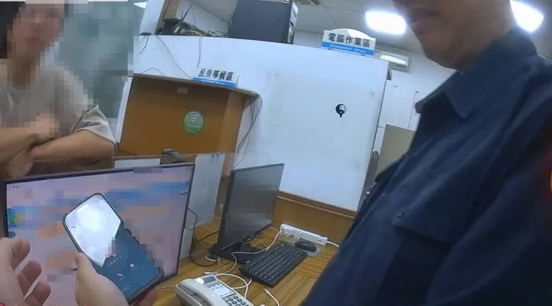 刘男点击连结输入个资后，竟有假冒客服人员来电，称其帐户遭冻结。翻摄照片