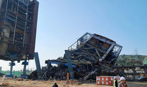 韩国惊传发电厂锅炉塔倒塌　七人受困