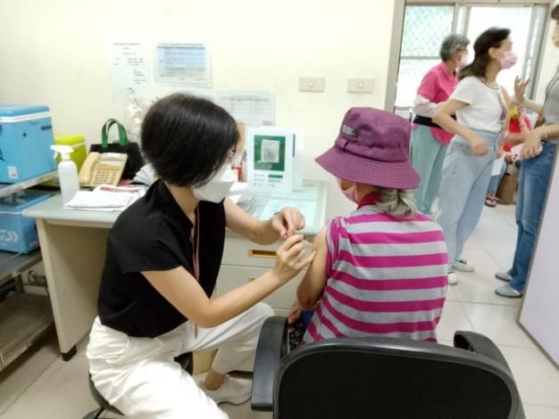 天氣轉冷! 竹縣衛生局籲長者及幼兒儘速接種公費流感及新冠疫苗