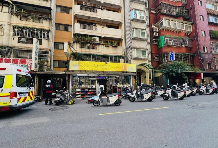 大批警方到場還拿盾牌，民眾以為是攻堅詐騙機房。翻攝ice__kai