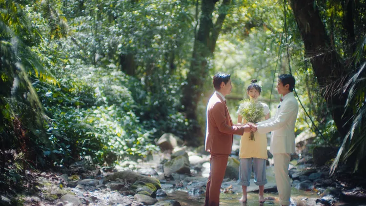 李玲葦（中）為初孟軒（右）、徐鈞浩證婚。公視+提供