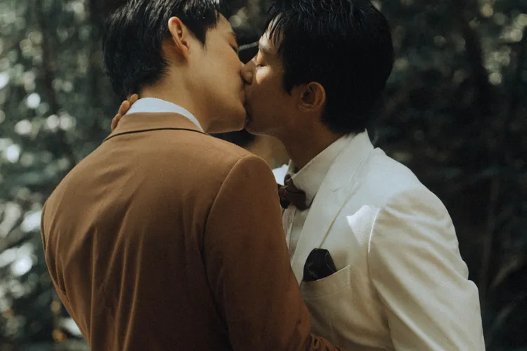 初孟轩和徐钧浩在山林里上演唯美吻戏。公视+提供