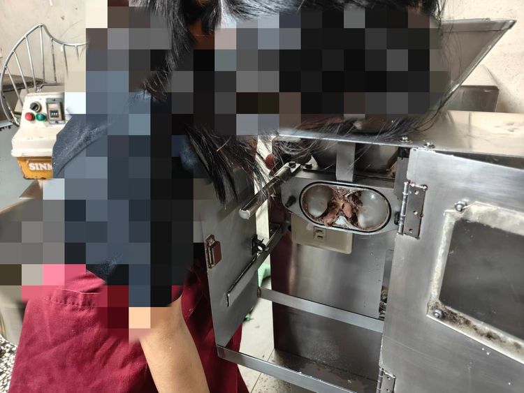 台中犁記爆意外!女員工「多根手指捲入攪拌機」 連著機器一起送醫
