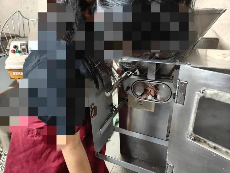 台中犁记女店员操作机器时，手部不慎遭到卷入，三根手指遭到重创，痛苦不堪。翻摄照片