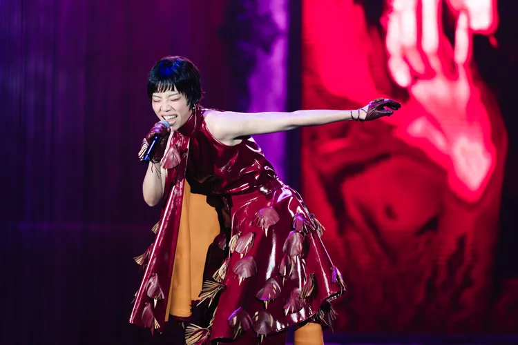 洪佩瑜以新造型登上台北时装周演出，获赞新一代「舞台DIVA」。何乐音乐提供