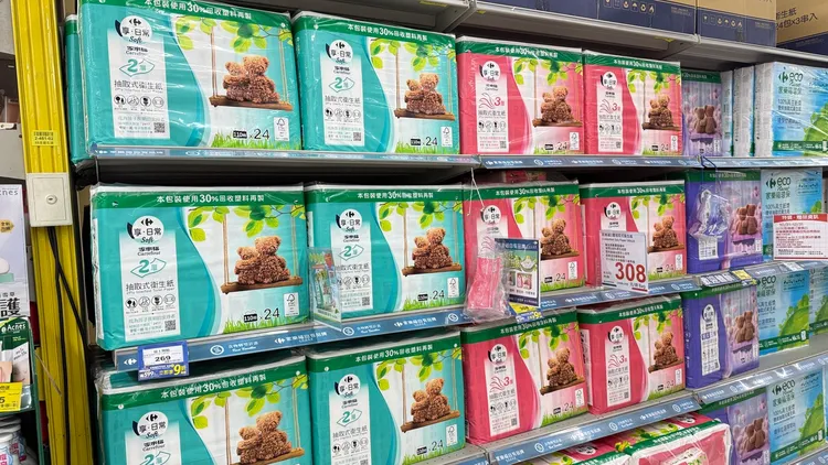 期間於分店內玉山ATM領普發1萬元現金，就贈抽取式衛生紙FSC 24入折價券。家樂福提供