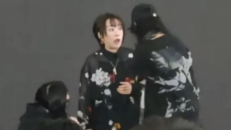 工作人员要求大槻真希立即下台，让她张大嘴巴不敢置信。翻摄自X