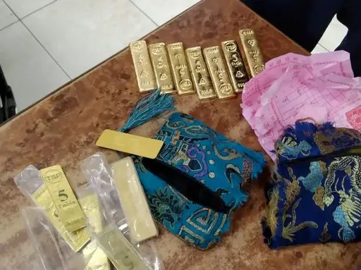 苗栗公園驚見7根金條、12萬現金　晨運民眾以為詐騙急通報