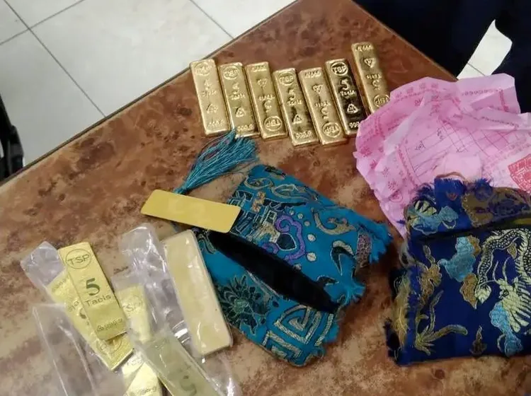 苗栗市貓裏山公園發現的金條，7塊共重35兩，市價逾500萬元。民眾提供