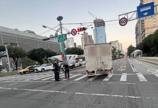 小货车右转没礼让！台中翁过马路挨撞　头手撕裂伤送医