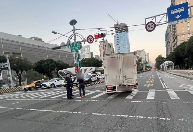 小貨車從文心路右轉台灣大道，撞上過馬路的李姓行人。民眾提供