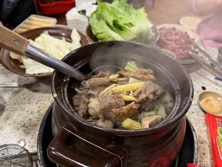 孕妇要避开有酒精的锅物，包含羊肉炉与姜母鸭等秋冬进补料理。王宇德摄