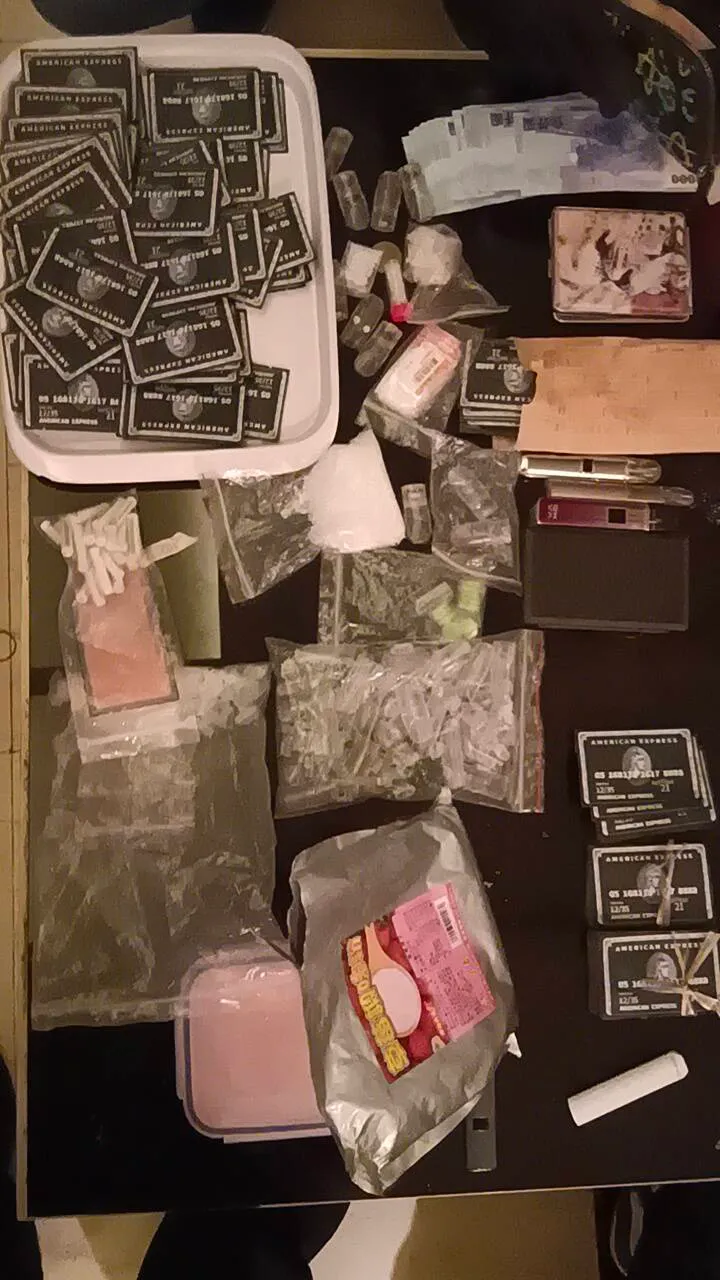 警方在汽车旅馆起获大批毒品。民众提供