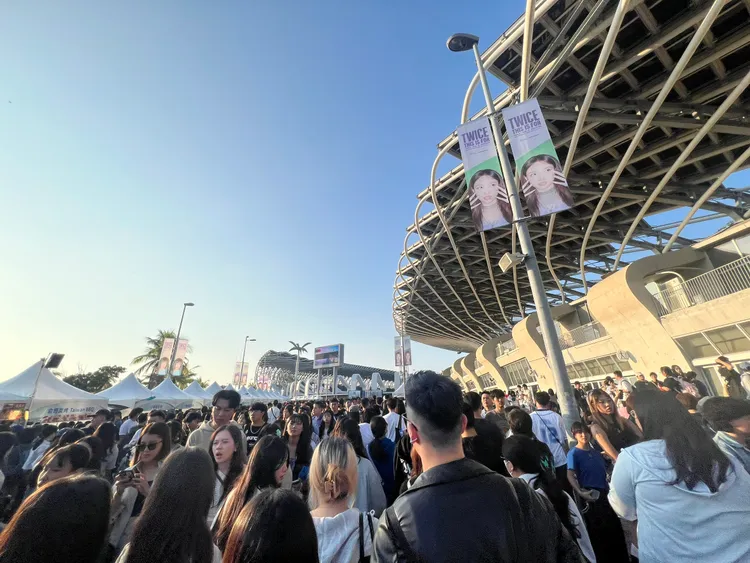 世運場外人山人海。陳薇安攝