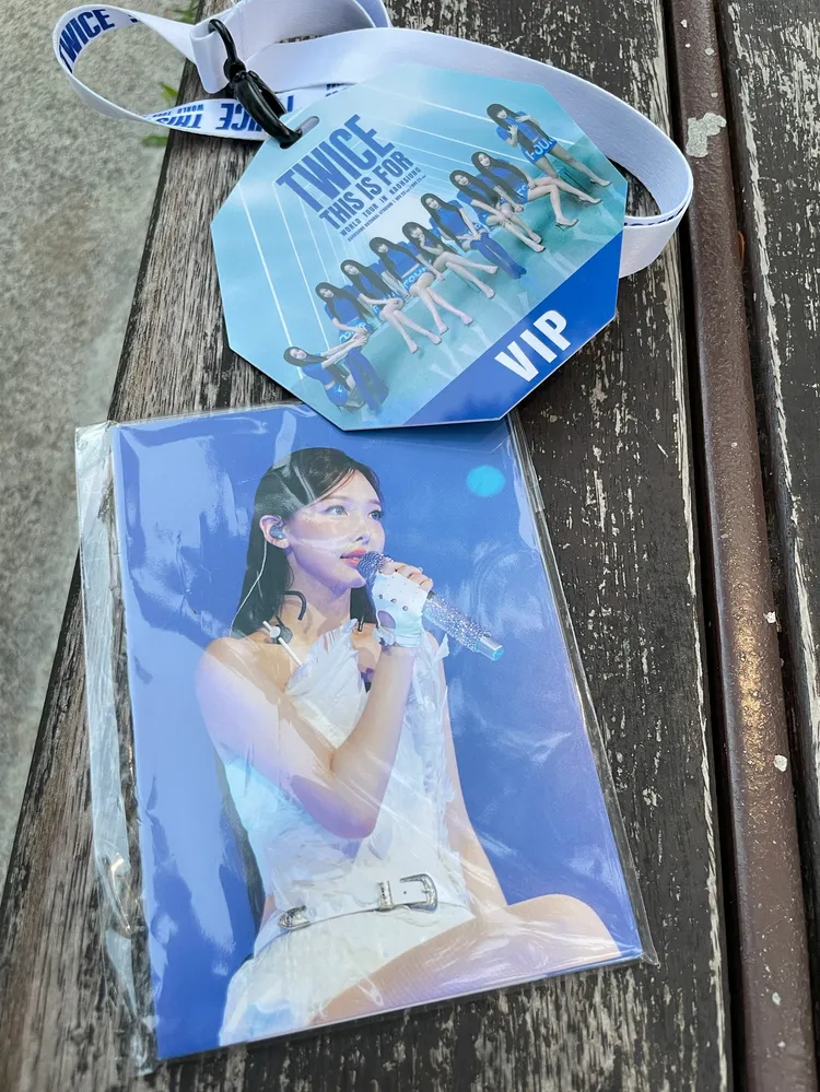 TWICE今天下午彩排時，送給VIP區專屬吊牌和明信片。讀者提供