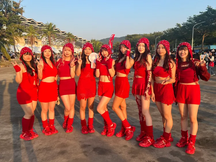 TWICE今晚在世運首唱，粉絲打扮成《THIS IS FOR》MV的小紅帽裝跳舞。陳薇安攝