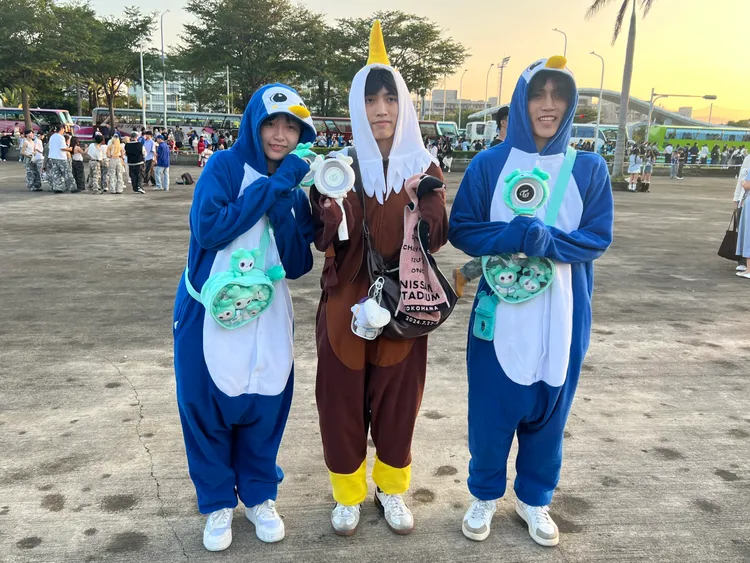 新北粉絲淡水企鵝王（左起）、老鷹陳先生、肌肉企鵝特別穿上代表MINA和多賢的企鵝、老鷹動物裝。陳薇安攝