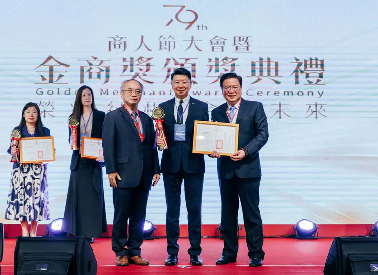 Kia总代理台湾森那美起亚荣获第79届金商奖「优良外商」殊荣，董事长刘家辉(右2)出席颁奖典礼，并由中华民国全国商业总会理事长许舒博(右1)及经济部投资促进司司长张铭斌(左1)共同颁授奖项。业者提供