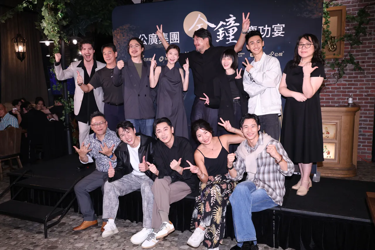 童维辰(上排左二)参加金钟庆功宴。彭欣伟摄