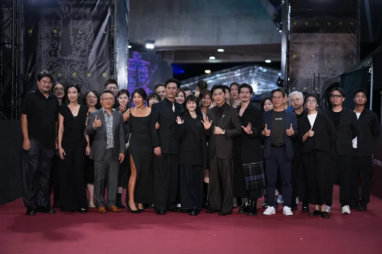 《聽海湧》團隊在金鐘獎頒獎典禮走紅地毯。彭欣偉攝