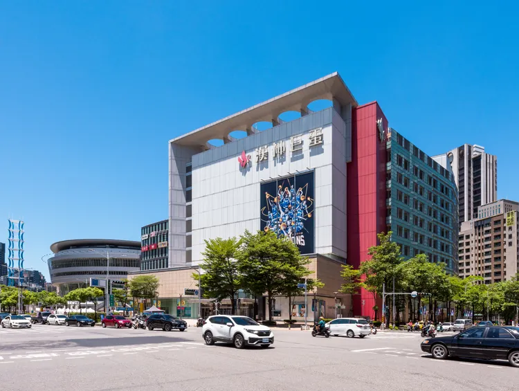 高雄百货公司都宣布将在下午5点半提前打烊。城扬建设集团提供