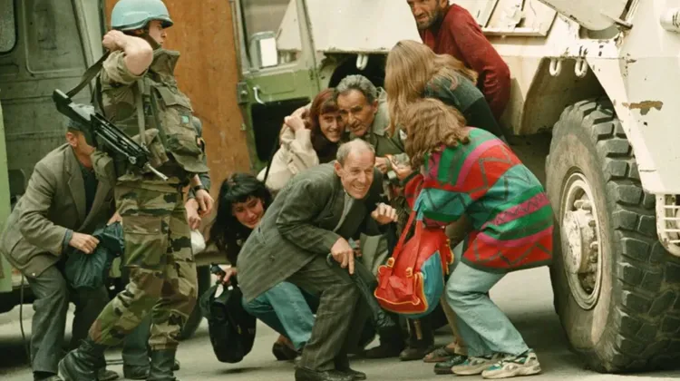 波士尼亞內戰期間，民眾外出購物隨時要躲避槍林彈雨。美聯社資料照片